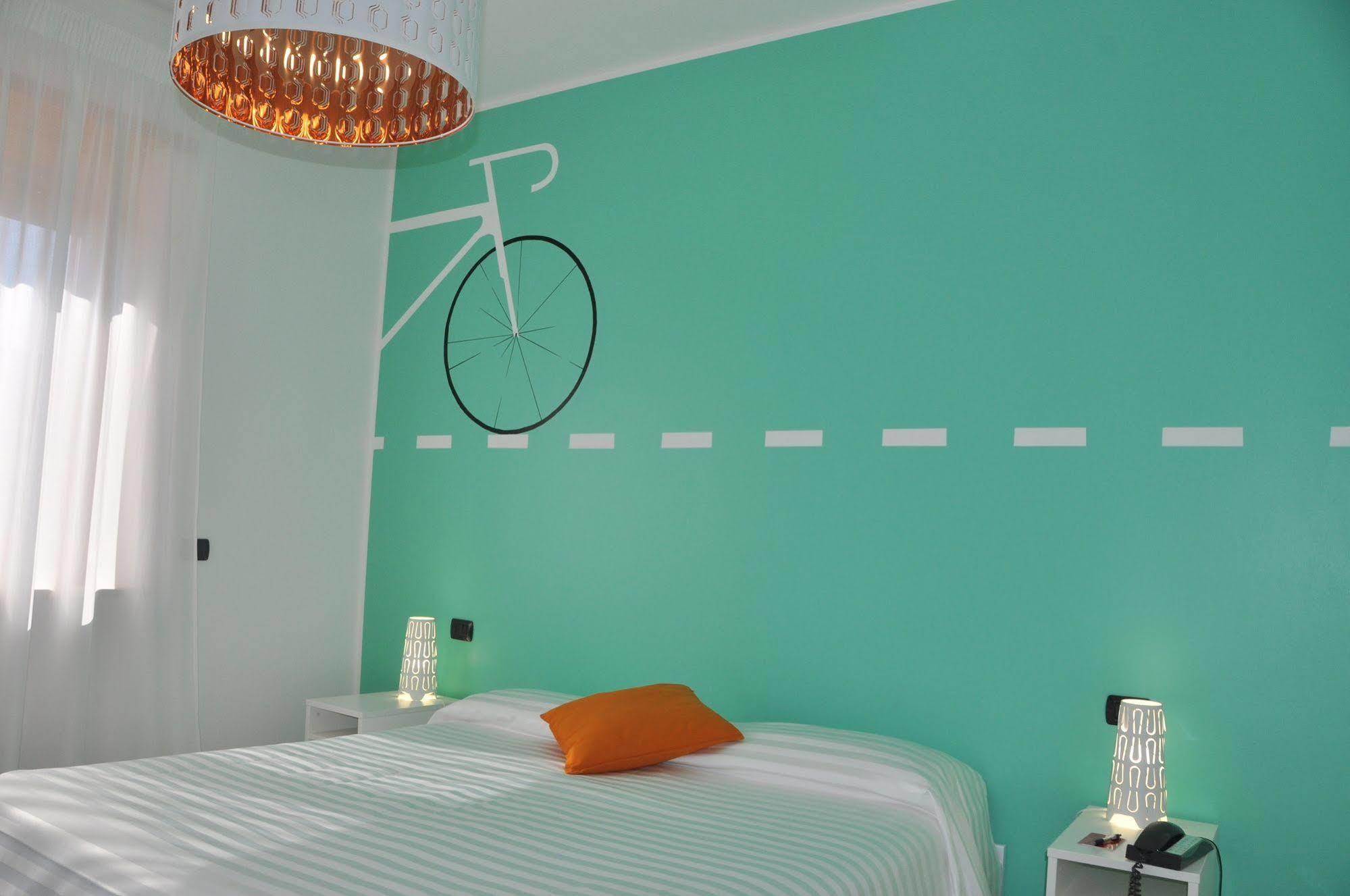Lo Scoiattolo Piedmont Bike Hotel Pralormo エクステリア 写真